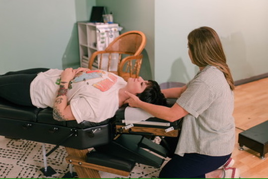Chiropractor helping patient restore mobility at Calmbody Chiropractic Club
