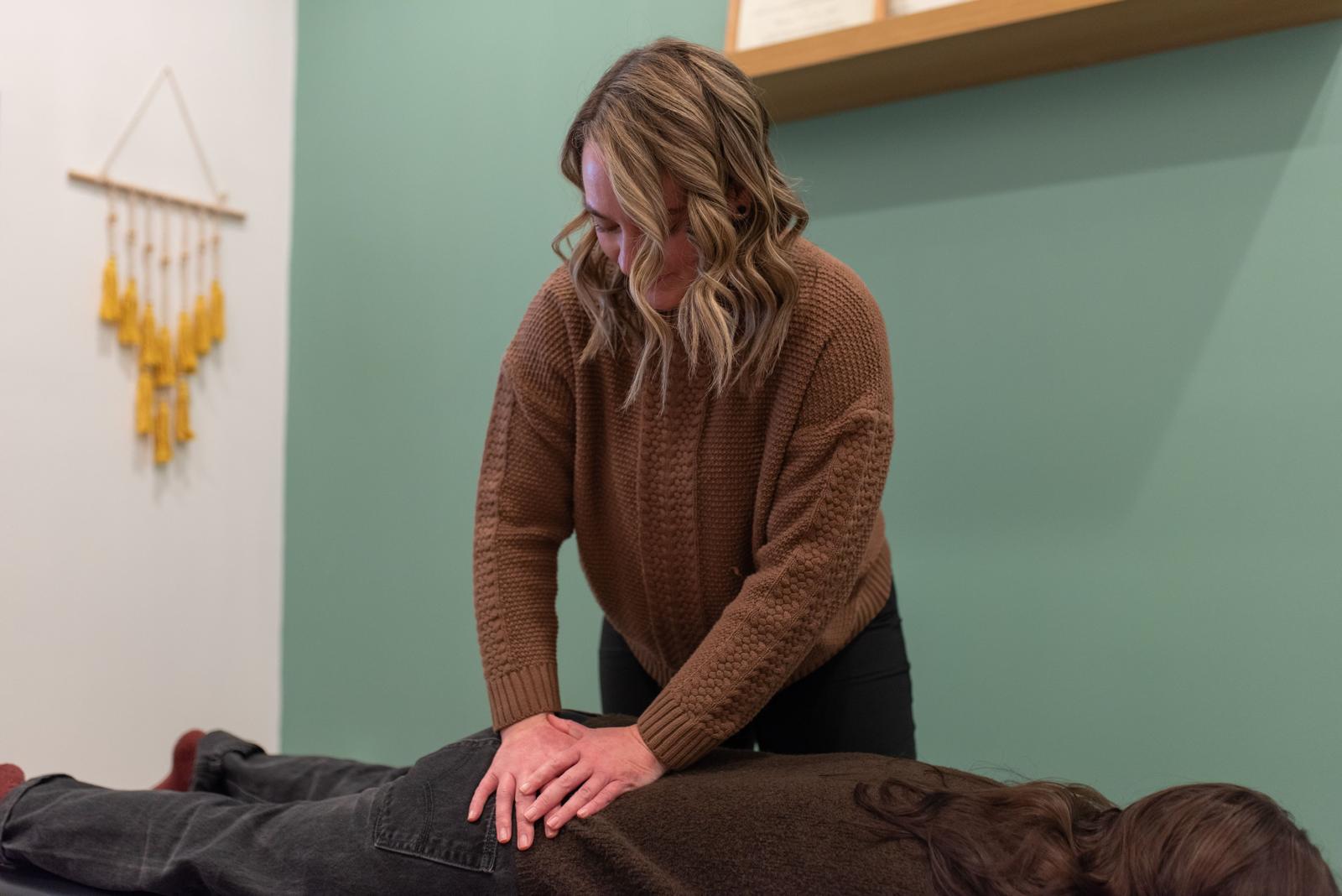 Chiropractor helping patient restore mobility at Calmbody Chiropractic Club